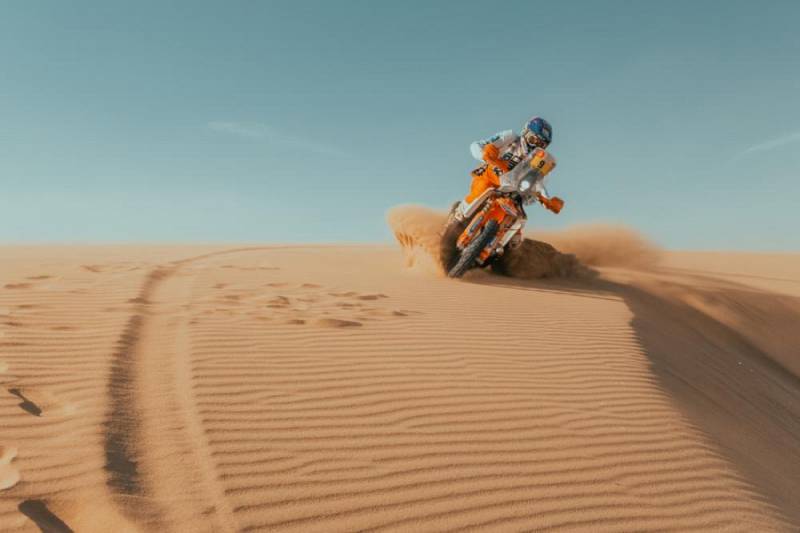 background Dakar: Race Against the Desert