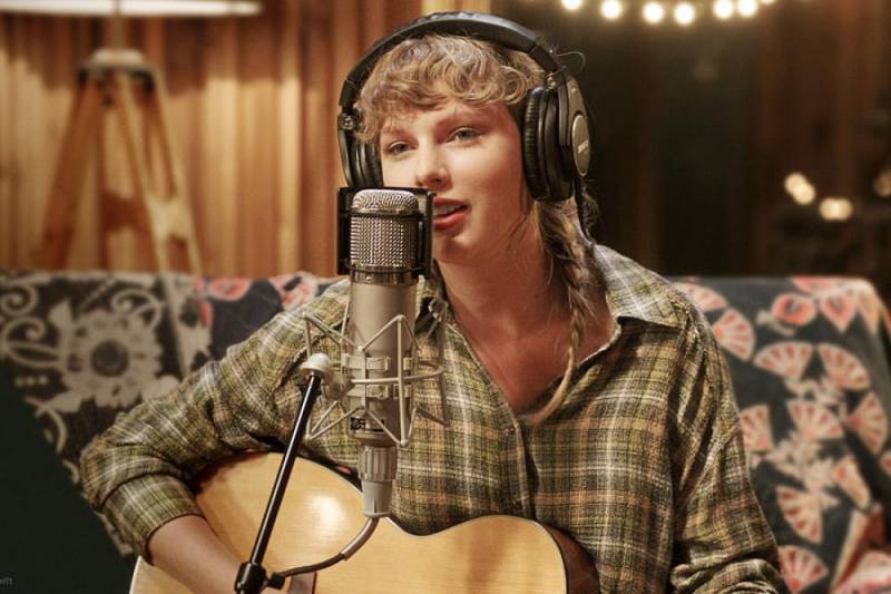 background Taylor Swift - Folklore: The Long Pond Studio Sessions