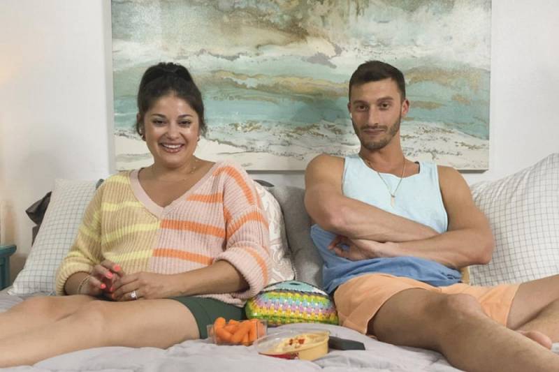 background 90 Day fiancé: Pillow talk