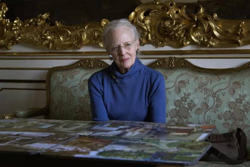 background Lifting the Veil: Behind the Scenes of Ehrengard