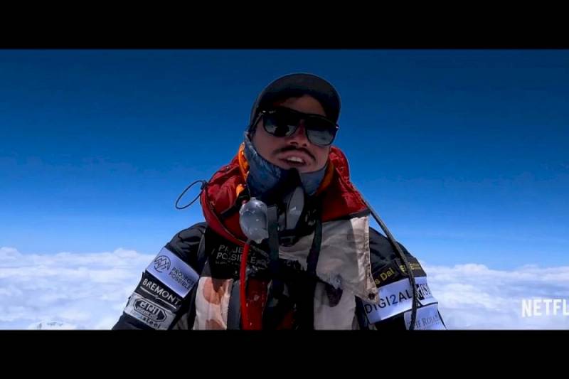 background 14 Peaks: Nothing Is Impossible