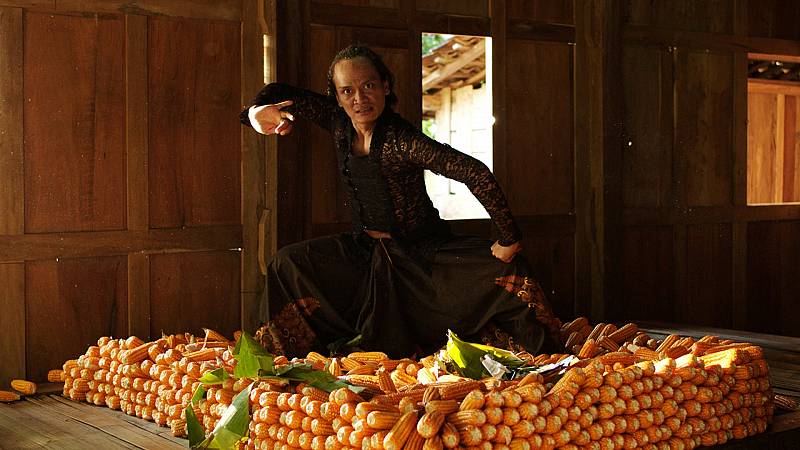 background Kucumbu Tubuh Indahku