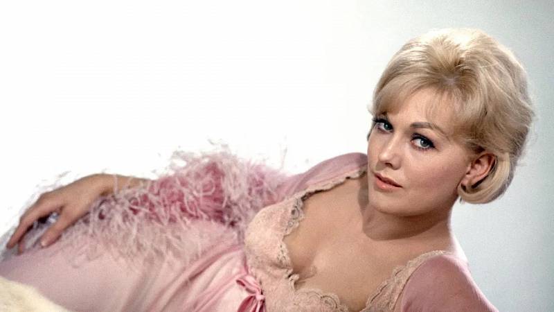 background Kim Novak - Hollywood's Rebel