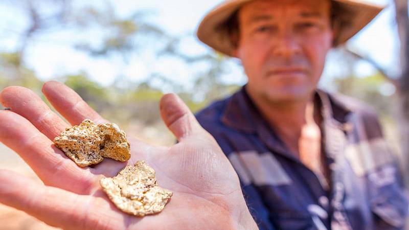 background Aussie gold hunters
