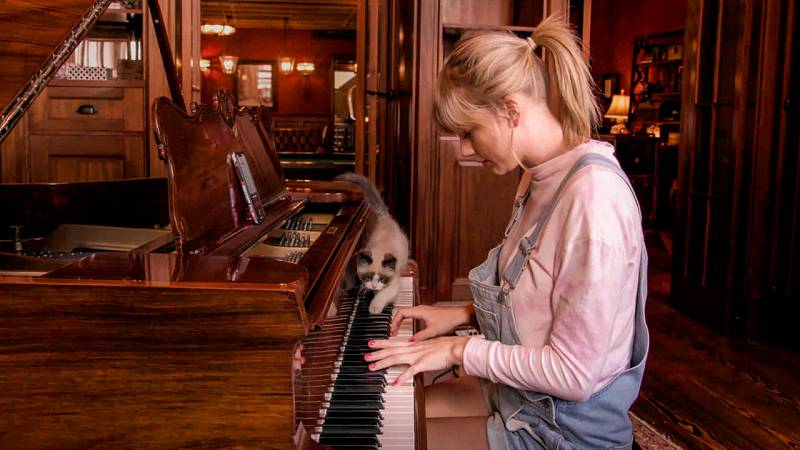 background Taylor Swift: Miss Americana