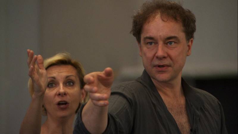 background Becoming Traviata