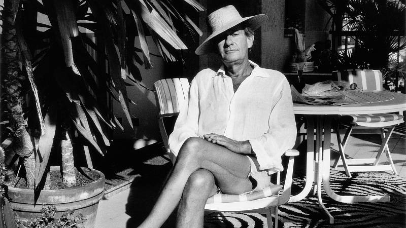 background Helmut Newton: The Bad And The Beautiful