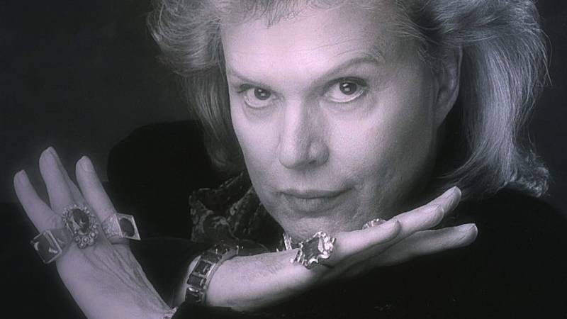 background Mucho Mucho Amor: The Legend of Walter Mercado
