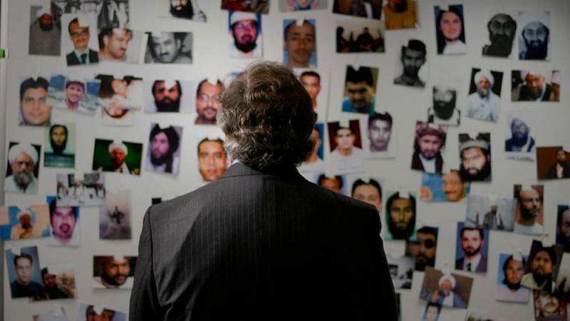 background Manhunt: The Inside Story of the Hunt for Bin Laden