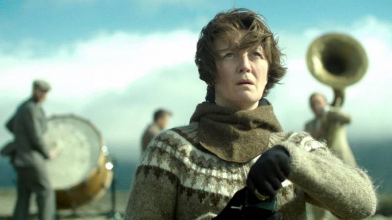 background Woman at War