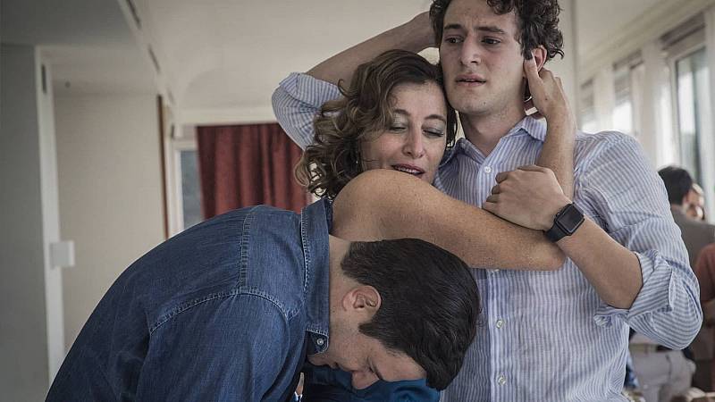 background Gli indifferenti