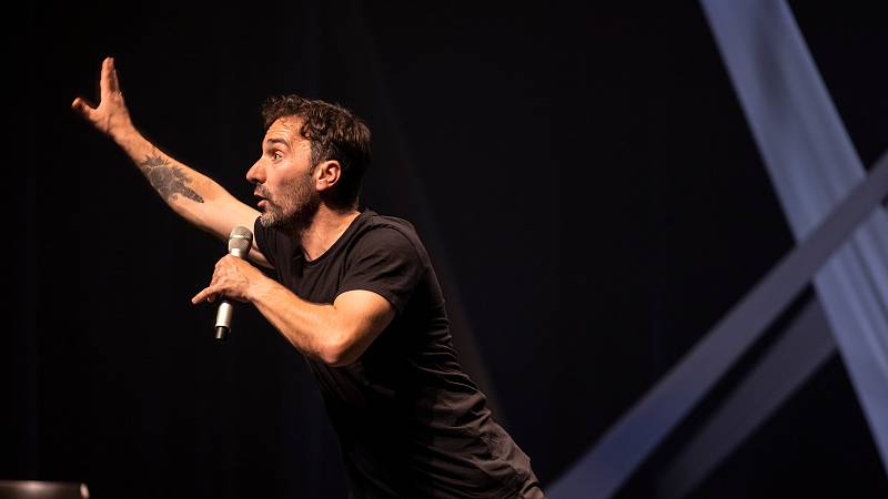 background Ronald Goedemondt: Met Knielende Knikjes