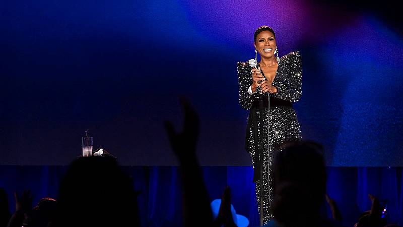 background Sommore: Chandelier Fly