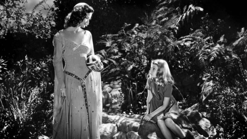 background The Curse of the Cat People