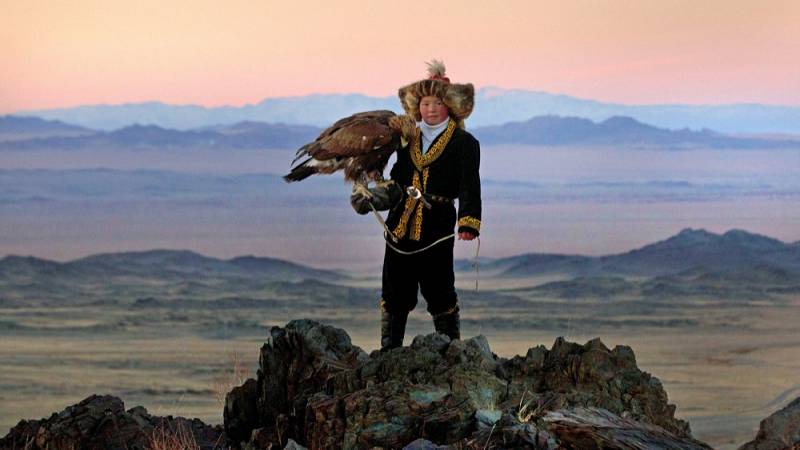 background The Eagle Huntress