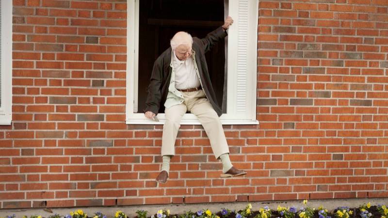 background De 100-jarige man die uit het raam klom en verdween