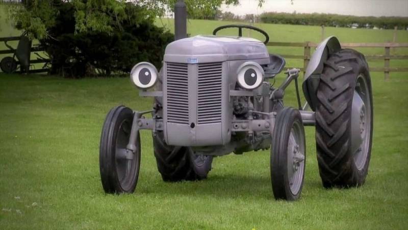 background Fergie, de kleine grijze tractor en de dansende geit